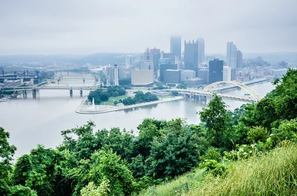 Pittsburgh pa skyline bulutlu gün — Stok fotoğraf