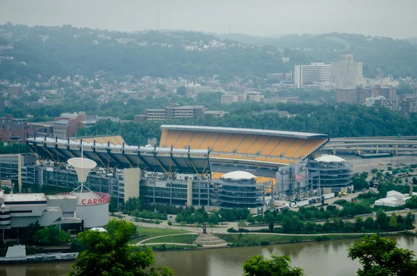 Pittsburgh pa skyline på overskyet dag - Stock-foto