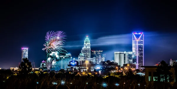 4. Juli Feuerwerk über der Skyline von Charlotte — Stockfoto