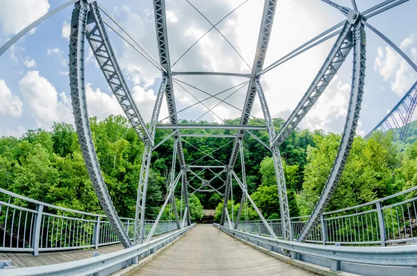 Motorvägen går genom bergen i west virginia — Stockfoto