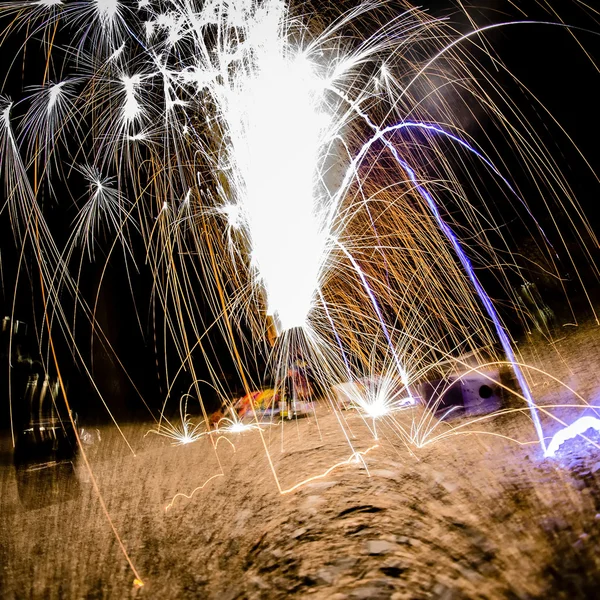 Feuerwerk zu Hause in einer Einfahrt — Stockfoto