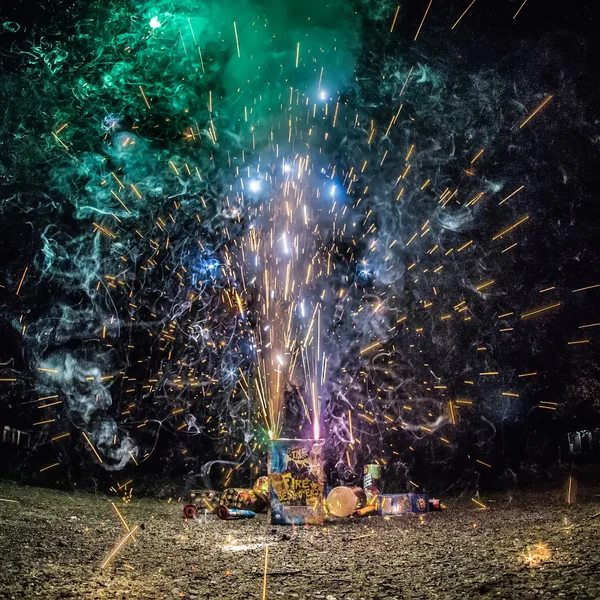 Feuerwerk zu Hause in einer Einfahrt — Stockfoto