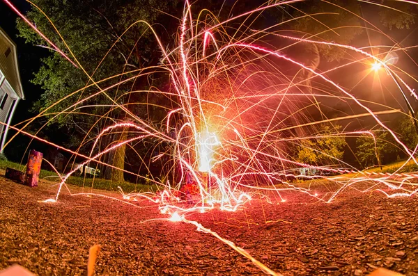 Feuerwerk zu Hause in einer Einfahrt — Stockfoto