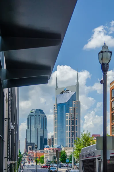 Nashville, Tennessee skyline et rues du centre-ville — Photo