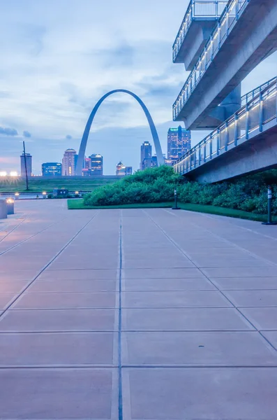 City of st. louis skyline. bilden av St louis downtown med grind — Stockfoto