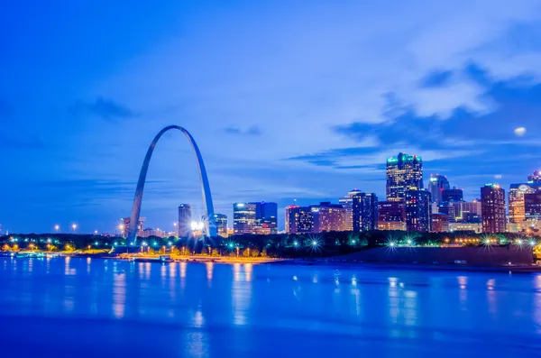 De skyline van de stad van st. louis. afbeelding van st. louis downtown met poort — Stockfoto