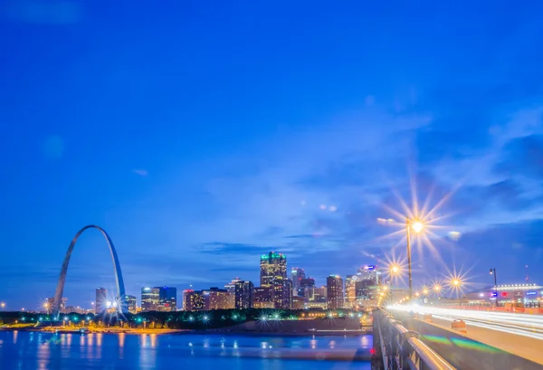 Ciudad de St. Louis skyline. Imagen del centro de St. Louis con Gate — Foto de Stock