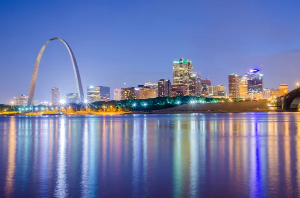 Ciudad de St. Louis skyline. Imagen del centro de St. Louis con Gate —  Fotos de Stock