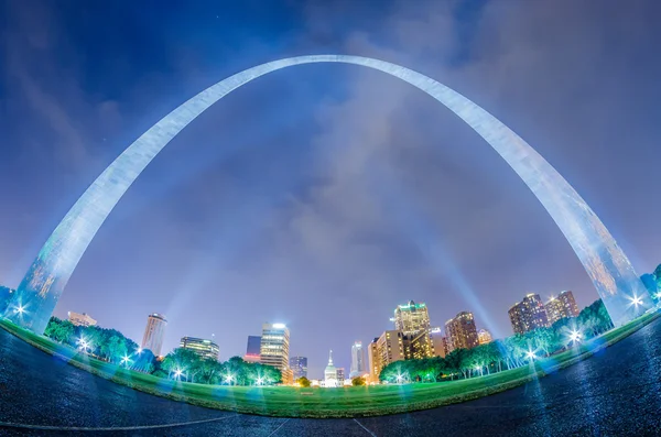 Saint louis gateway arch és a belváros látképe — Stock Fotó