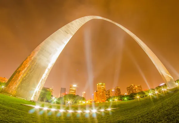 Saint louis gateway arch and downtown skyline — Stock Photo, Image