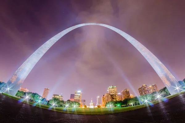 Saint louis gateway arch and downtown skyline — Stock Photo, Image