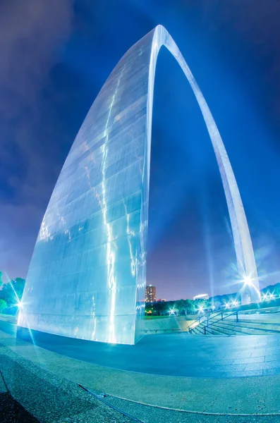 Saint louis gateway arch en de skyline van de binnenstad — Stockfoto