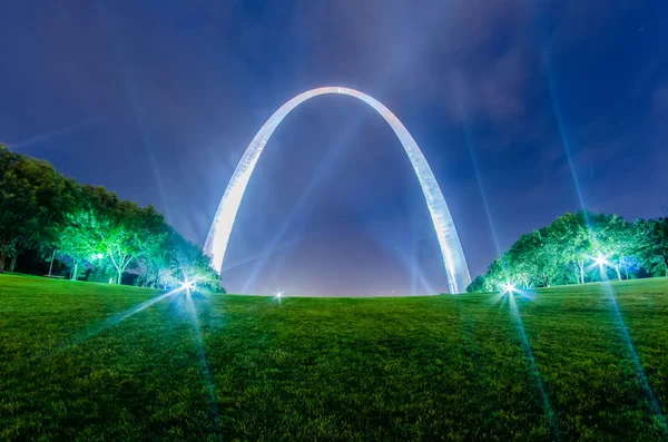 Saint louis gateway arch och downtown skyline — Stockfoto