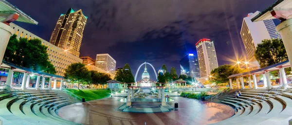 St. Louis edifícios skyline centro da noite — Fotografia de Stock