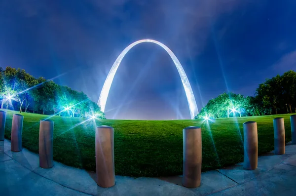 Santo luigi arco porta e skyline del centro — Foto Stock