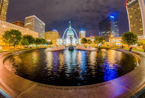 St. Louis edifícios skyline centro da noite — Fotografia de Stock