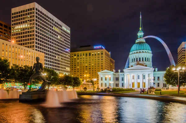 Edificios del skyline del centro de St. Louis por la noche —  Fotos de Stock