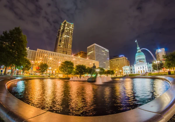 Edificios del skyline del centro de St. Louis por la noche — Foto de Stock