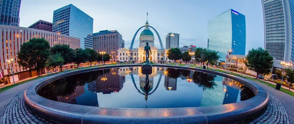 Edificios del skyline del centro de St. Louis por la noche — Foto de Stock