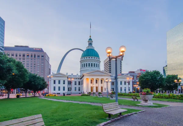 St. louis centra Panorama budovy v noci — Stock fotografie