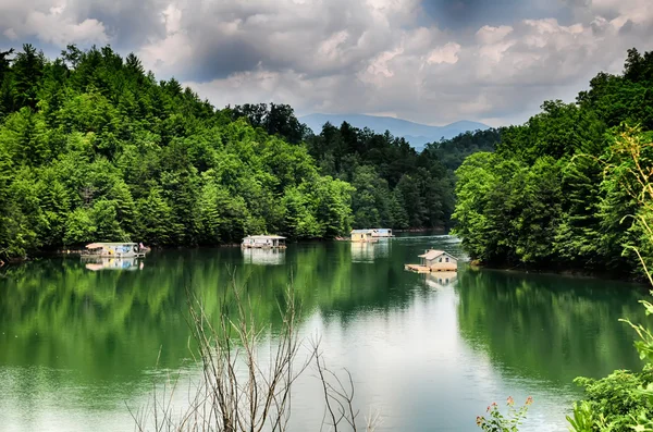 Floating vacation homes on lake fontana — Stock Photo, Image