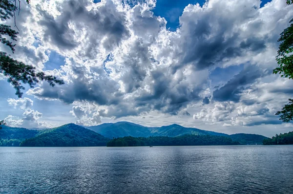 Lago santeetlah in grandi montagne fumose nc — Foto Stock