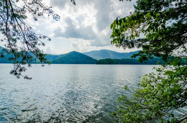 Lago santeetlah en grandes montañas humeantes nc — Foto de Stock