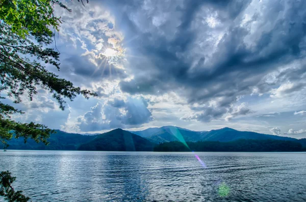 Lago santeetlah en grandes montañas humeantes nc — Foto de Stock