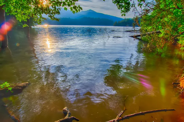 Paisaje en el lago santeetlah grandes montañas humeantes — Foto de Stock