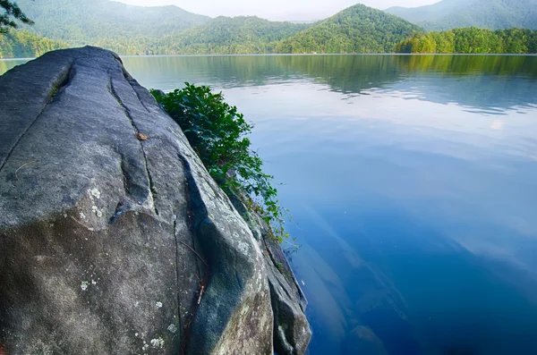 Sjön santeetlah i great smoky mountains north carolina — Stockfoto