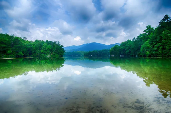 Lago santeetlah en grandes montañas humeantes carolina norte — Foto de Stock