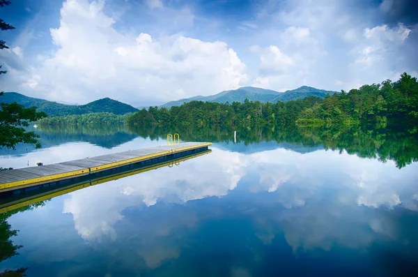 Sjön santeetlah i great smoky mountains north carolina — Stockfoto