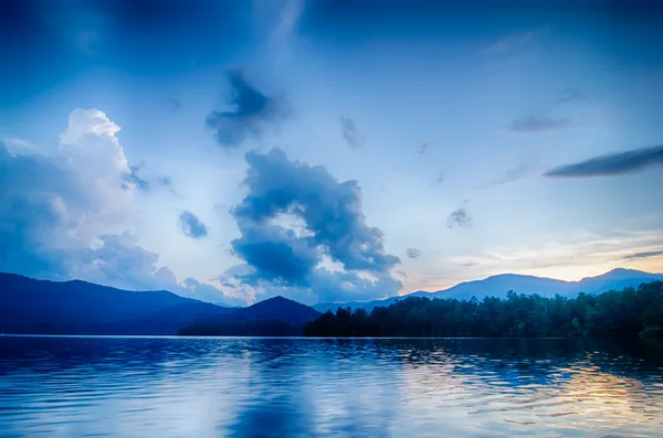 Lago santeetlah en grandes montañas humeantes carolina norte — Foto de Stock