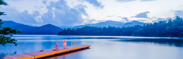 Lago santeetlah em grandes montanhas fumegantes carolina do norte — Fotografia de Stock