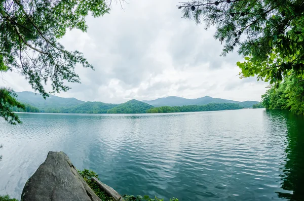Lago santeetlah em grandes montanhas fumegantes carolina do norte — Fotografia de Stock