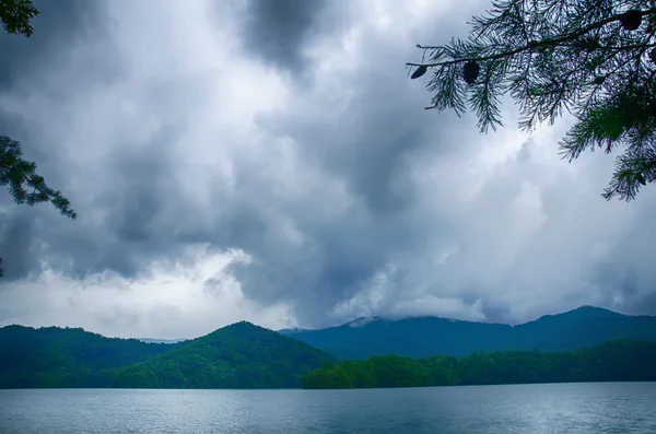 Lago santeetlah en grandes montañas humeantes carolina norte — Foto de Stock