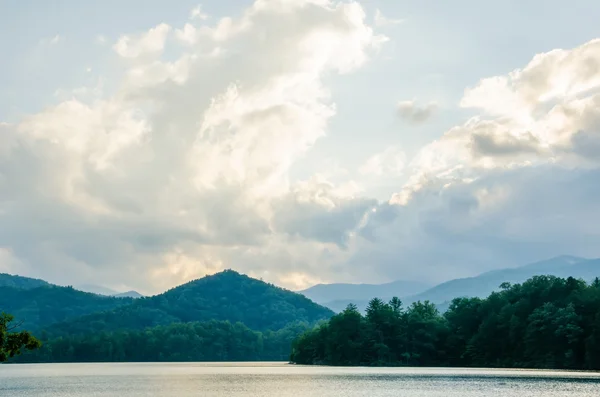 Lago santeetlah en grandes montañas humeantes carolina norte — Foto de Stock