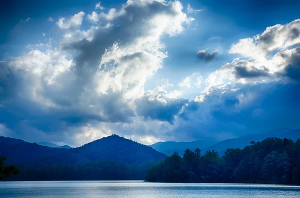 Lago santeetlah en grandes montañas humeantes carolina norte — Foto de Stock