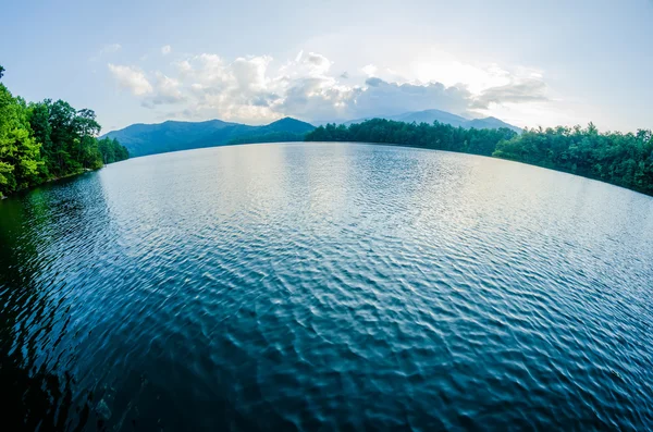 그레이트 안개 자욱한 산맥 노스 캐롤라이나의 호수 santeetlah — 스톡 사진
