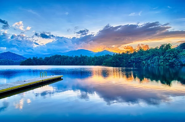 Lago santeetlah in grandi montagne fumose nord carolina — Foto Stock