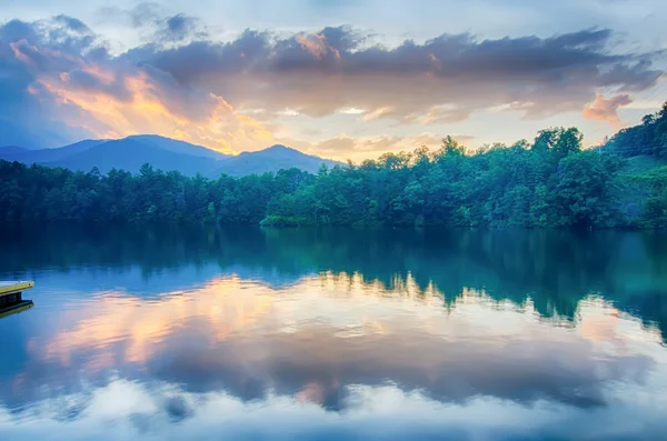 Lake santeetlah in great smoky mountains north carolina — Stockfoto