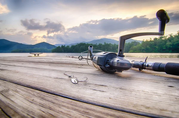 Aparejos de pesca en un flotador de madera con fondo de montaña en nc — Foto de Stock