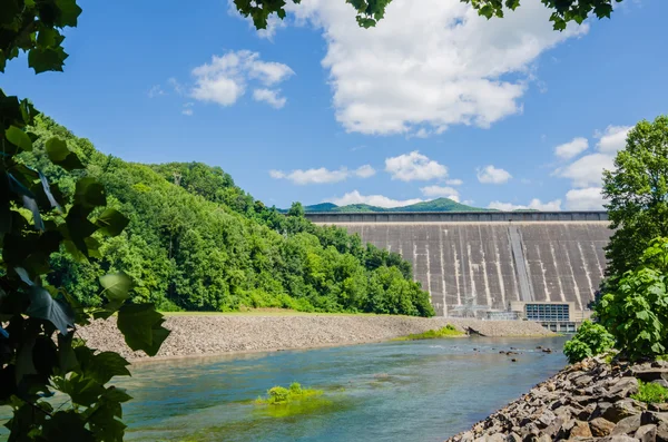 Názory člověka se dam na jezeře fontana great smoky mountains nc — Stock fotografie