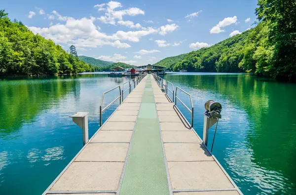 Lake fontana, csónakok és rámpa a great smoky mountains nc — Stock Fotó