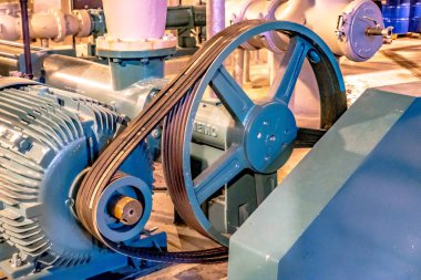 Endüstriyel enerji santralinde bulunan ekipman, kablolar ve borular