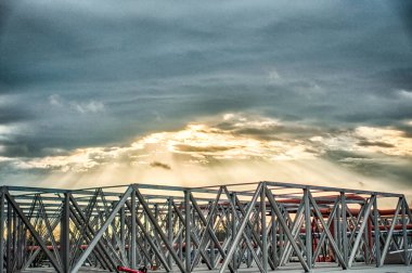 Büyük bir atık su arıtma tesisinde tipik bir gün