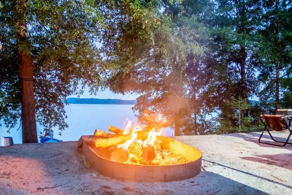 Camping Bon Fire Junto Lago —  Fotos de Stock