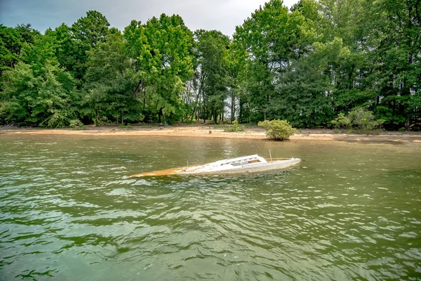 Barco Hundido Sucio Flotando Lago —  Fotos de Stock