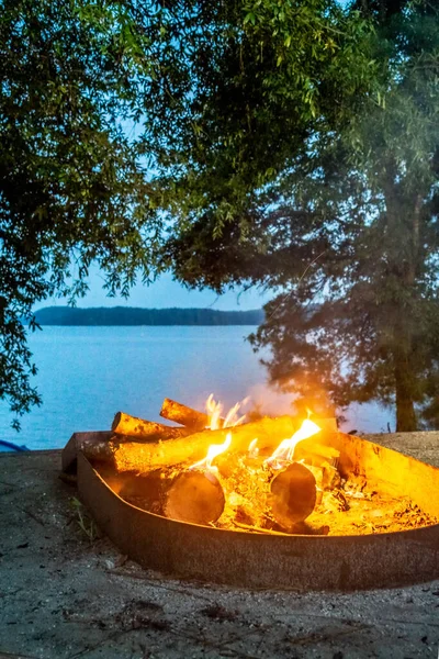Camping Bon Ognisko Nad Jeziorem — Zdjęcie stockowe