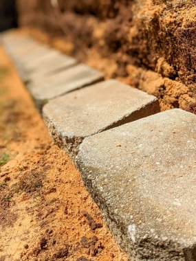 Yeni istinat duvarı tabanı oluşturuluyor